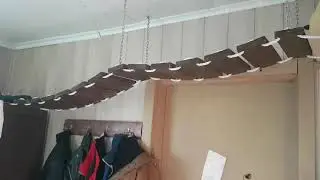 Подвесной мостик для кошек своими руками