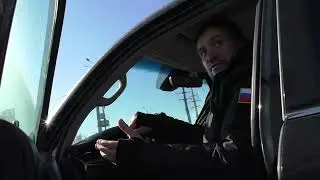 Сотрудники полиции на парковке для инвалидов.