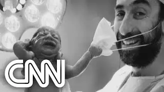Bebê arranca máscara de médico após parto e foto viraliza