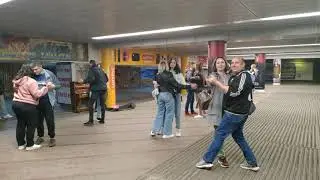Киев. Танцы в подземном переходе, живая музыка.