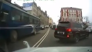 Хозяин жизни на Lexus: Две сплошные? Не проблема!