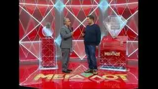 Обладатель Мегаприза лотереи Мегалот Юрий Саенко получает сертификат победителя