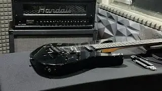 En directo cambiando las cuerdas de la guitarra