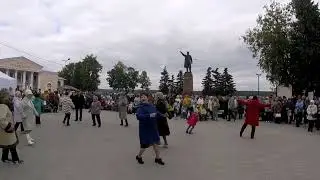 Танцы на Волжском бульваре.