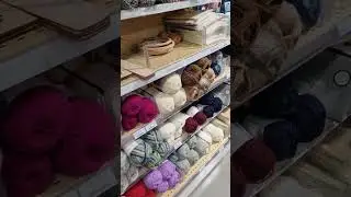Пряжа и книги по вязанию в книжном магазине, в Финляндии.