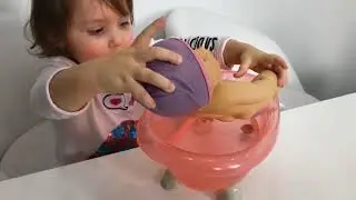 Купаем куклу Беби Борн в ванночке