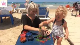 Красим песок съедобными красками и делаем бутылку с разноцветным песком.