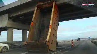 Грузовику оторвало кузов возле Керчи