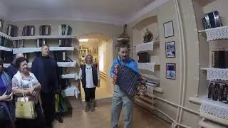 Валерий Соколов знакомит с коллекцией гармоней в музее 