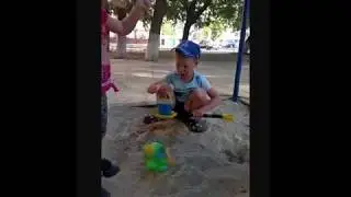 Гуляем на детских площадках/Дети играют на детских площадках и мамы/Братики и одна сестренка