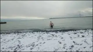 В Сочи зимой друг плавал в море.