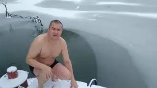 Купание в проруби с вылезанием на лед.