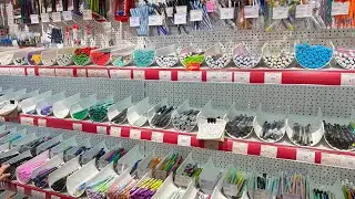Ассортимент канцелярии в ЦИРКУЛЕ: ручки и карандаши. 🥰