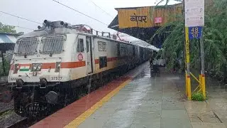 22498 Tiruchirapalli Shri Ganganagar Humsafar Express Ripping past kopar in heavy Rain!