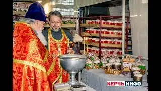 На Керченском хлебокомбинате освятили пасхальные куличи