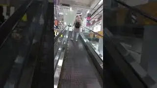 Кто то кричит в Магазине пришли охранники Молодёжь