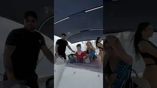 Леша на съёмках с моделями на яхте