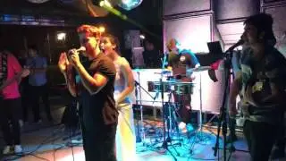 Es la que va (En Vivo) - MCK Cumbia