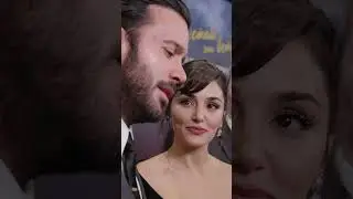 Барыш Ардуч и Ханде Эрчел приветствуют фанатов на премьере «Оставь это ветру»! Смотри в кино