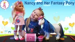 Алиса играет с куклой Нэнси и пони из набора Famosa Nancy and Fantasy Pony Toy Play Set