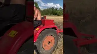 Пашет на горку сухую землю!