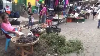 compras por el mercado de quezalte en el Dia de la Cruz tradiciones de El Salvador