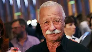 Ловелас Леонид Якубович не упускает возможности заглянуть под юбку...