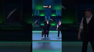 Казах уговаривает Азамата сделать колесо на шоу «Звезды»😁 