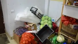 эвакуационный выход скрыт за клеёнчатыми 