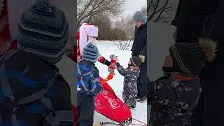 Пошли гулять в парк и встретили там Деда Мороза в нартах, запряженных шестеркой собак. И с подарком!
