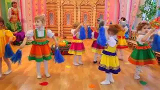 Музыкальный руководитель с детьми - танец Дождик.