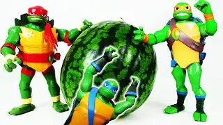 Игрушки Черепашки Ниндзя заменили Арбуз! Видео про игры в супергероев - Тайная жизнь игрушек