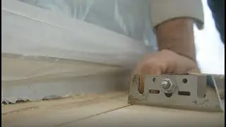 Циклевка деревянного пола вплотную к шкафу купе ручной циклей   