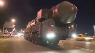 Марш парадного расчета пусковых установок ПГРК «Ярс» в Алабино через МКАД
