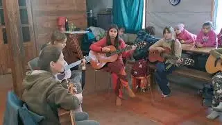 Окно в класс. Урок игры на гитаре.