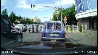 В Смоленске опасный маневр водителя попал на видео