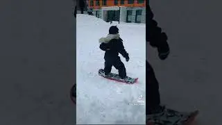 Сноуборд в 3 года ! Юный сноубордист. Учимся кататься на сноуборде.