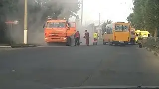 Сотрудники скорой помощи Керчи помогли потушить горящий грузовик