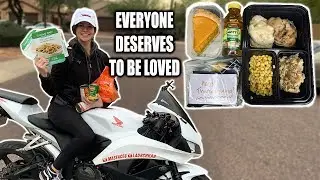 Bikers Pass Out Homemade Thanksgiving Meals to Homeless [Motovlog 26]