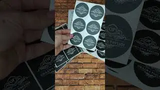 Вечная классика. Наклейки с логотипом черно-белые.