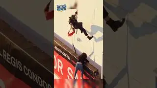 Девушка повисла на рекламной  вывеске 