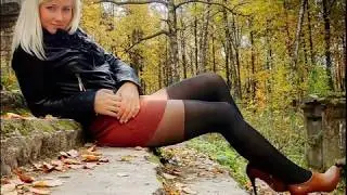 В шортах и колготках,