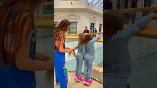 СВЯЗАЛА ВОЛОСАМИ 