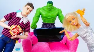 Куклы Барби хотят домашний кинотеатр! Супергерой Халк и Кен добывают смартфон. Видео про игрушки