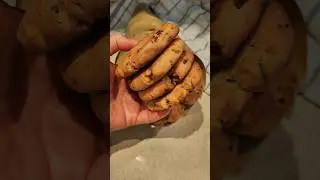 огромное печенье с шоколадом