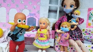 УГАДАЙ КТО? В маске из больницы домой! Катя и Макс веселая семейка сериал живые куклы