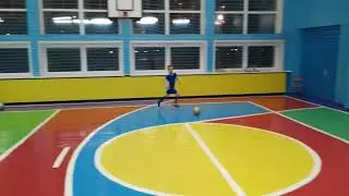 ФУТБОЛ. ВЕДЕНИЕ МЯЧА/ОСТАНОВКА ПОДОШВОЙ И СЕСТЬ НА МЯЧ.