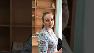 Марина Девятова распевается перед концертом. 
