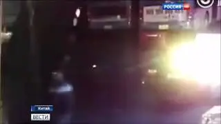 В Китае пассажирский автобус на ходу провалился в гигантскую яму