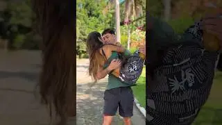 Ele pegou ela no COLO (